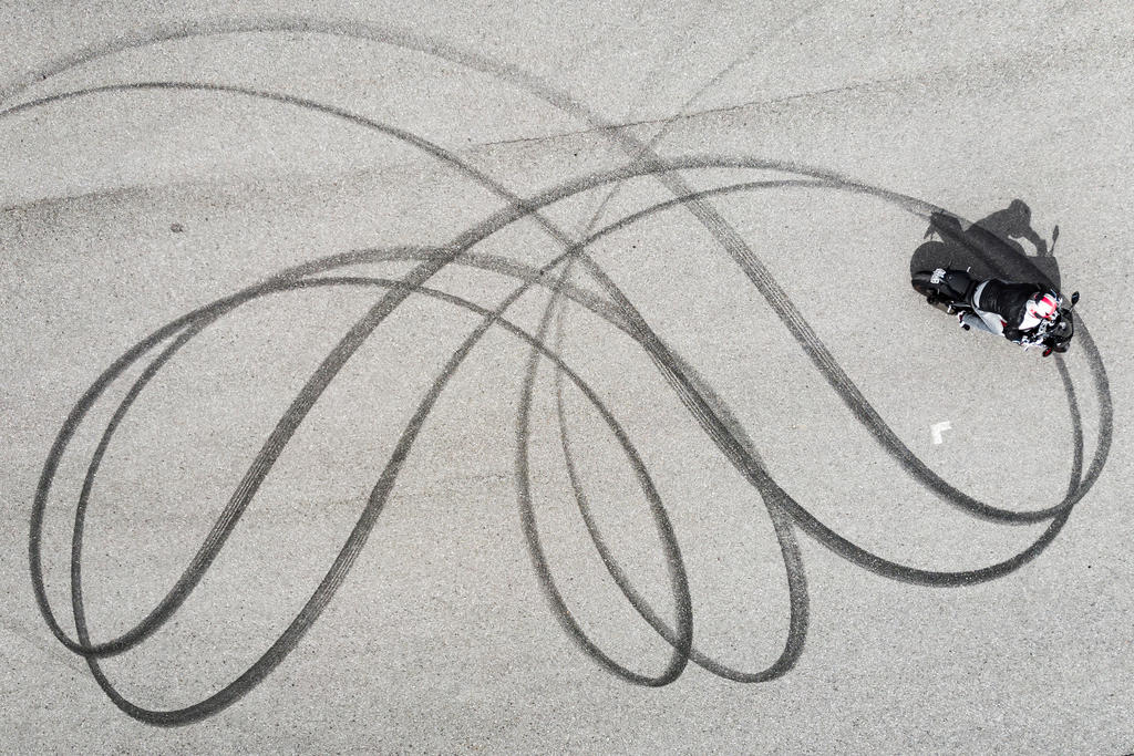 Marcas de pneu sobre o asfalto, registradas por um drone.