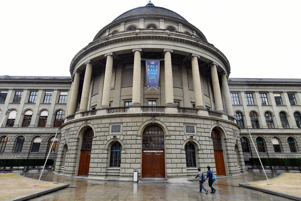 L ingresso del Politecnico federale di Zurigo