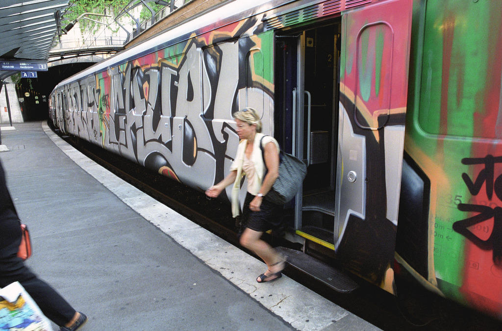 tren con grafitis