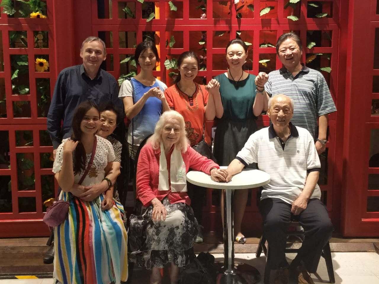 1999年帕兰代拉教授合家访问中国时与滕纯一家喜悦相聚