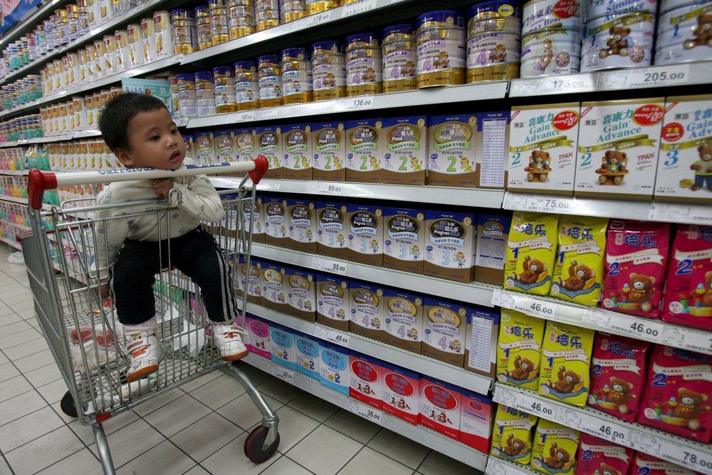child in Chinese supermarket