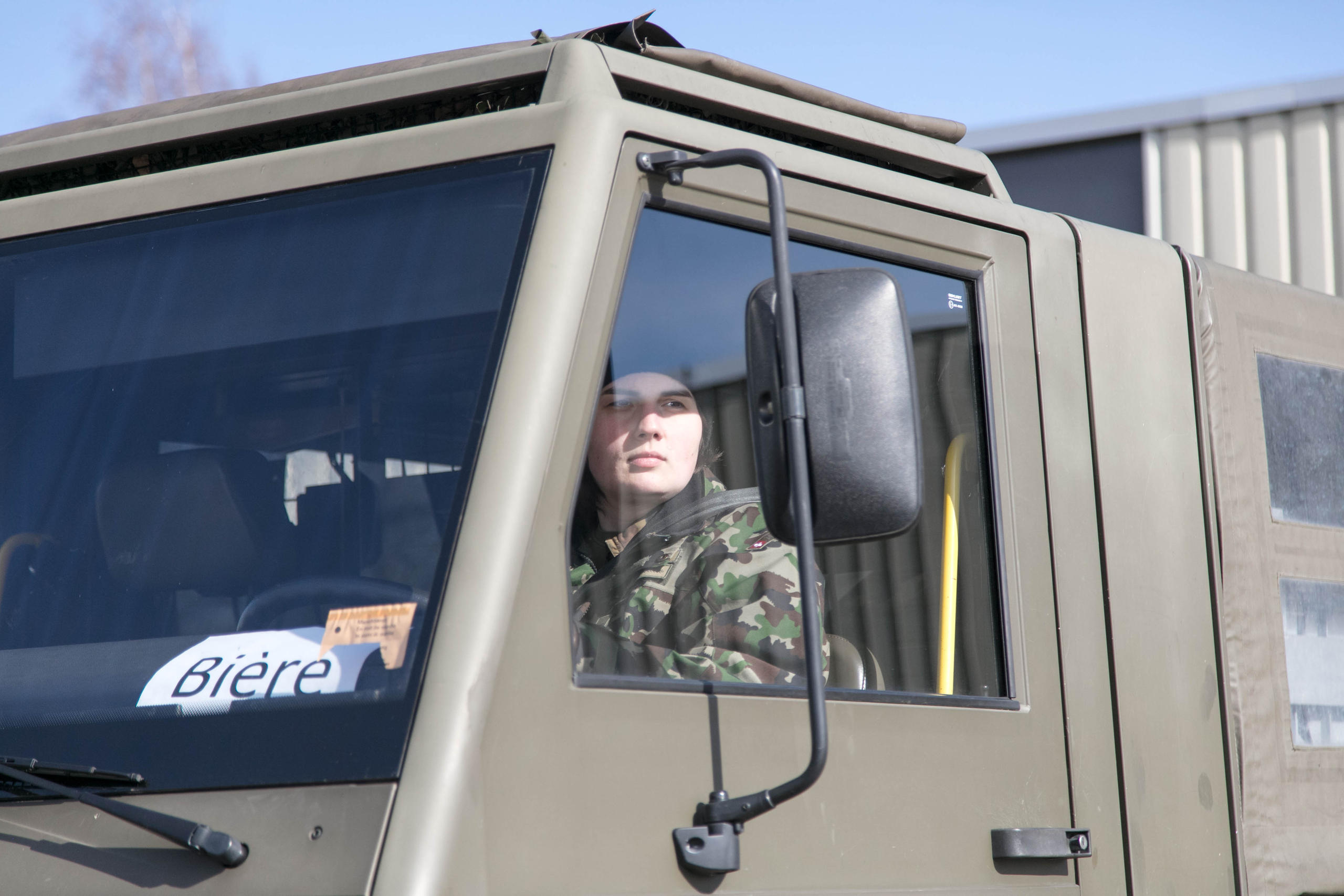 soldatessa alla guida di un veicolo militare