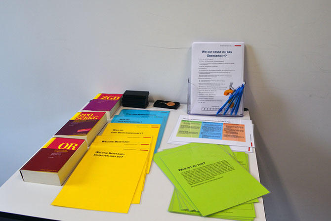 Brochuras e livros dispostos em uma mesa