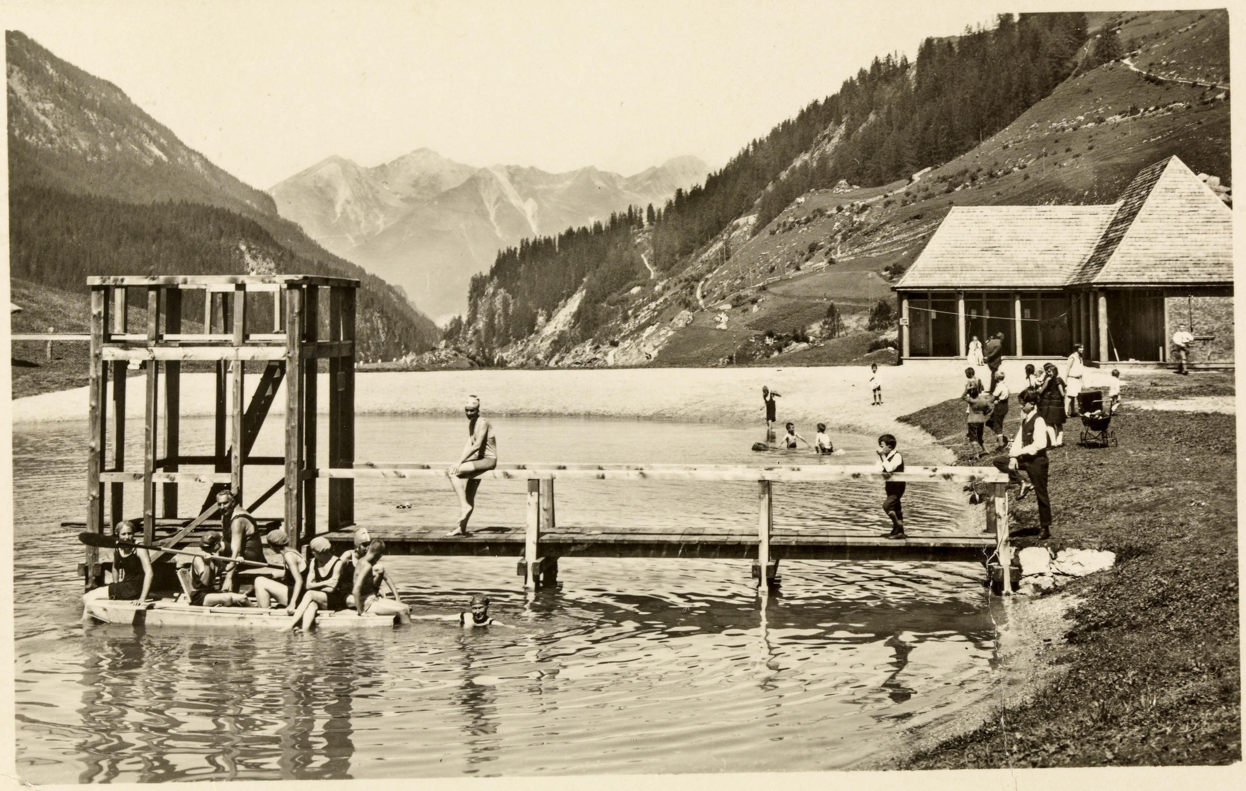 Bains publics au bord d un lac de montagne.