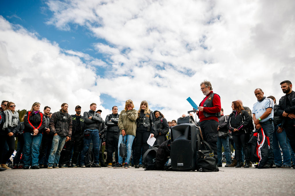 Motoqueiros em volta do capelão