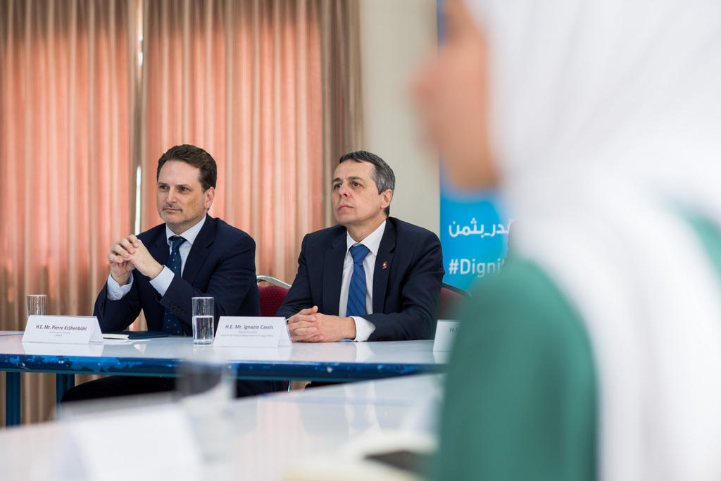 رجلان يجلسان على طاولة خلال ندوة صحفية