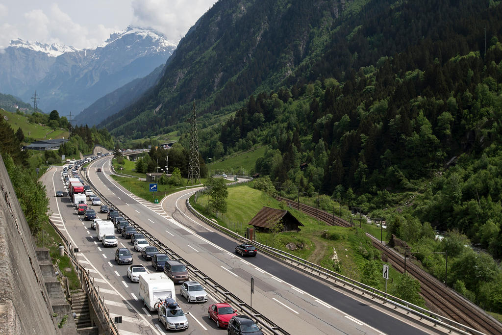 A picture of a traffic jam before the Gotthard tunnel