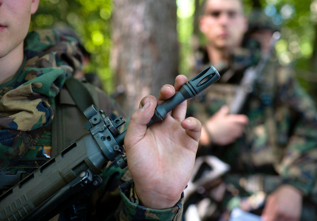 Une recrue tenant un fusil d assaut