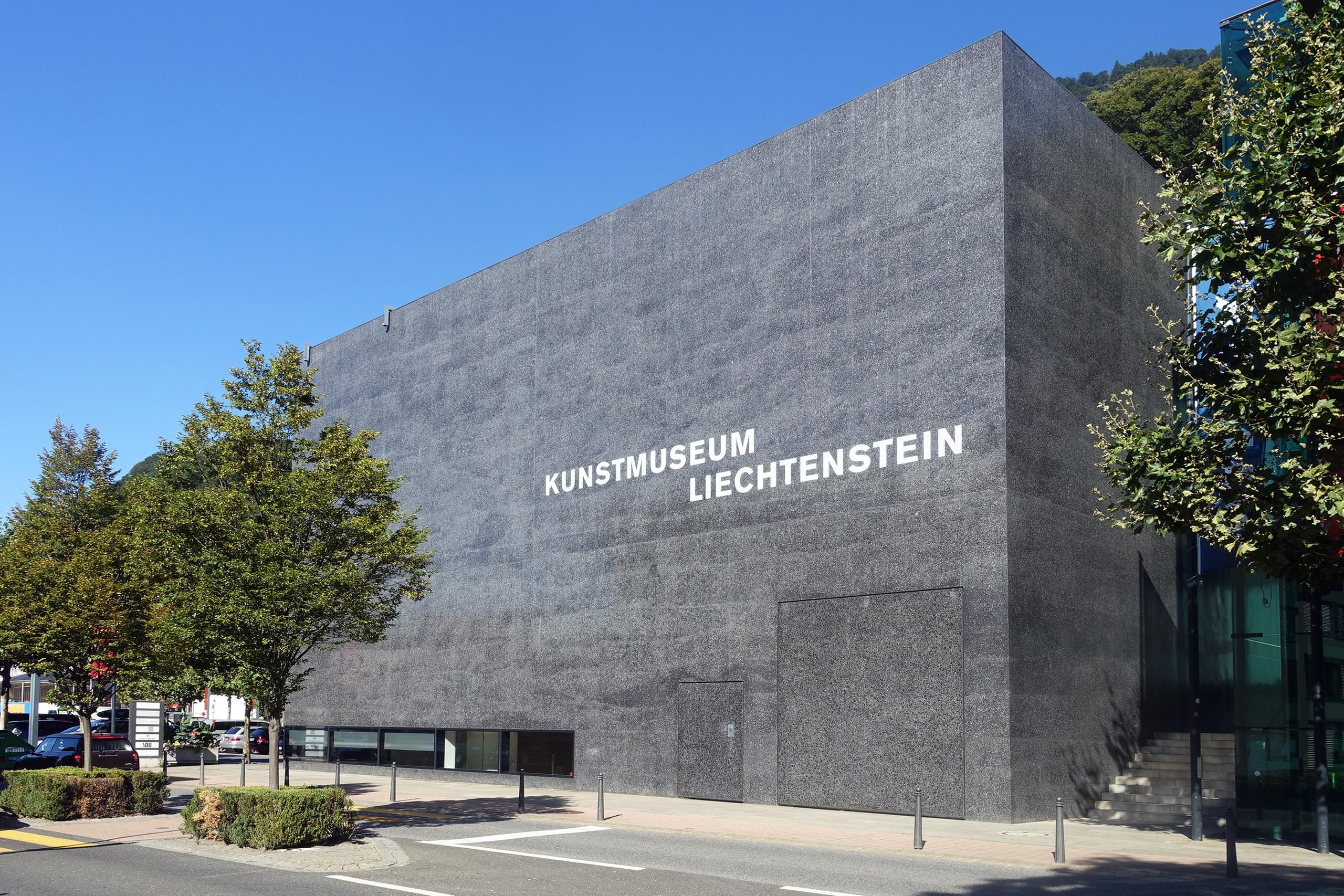 列支敦士登艺术博物馆的立面 -一面黑色的混凝土墙