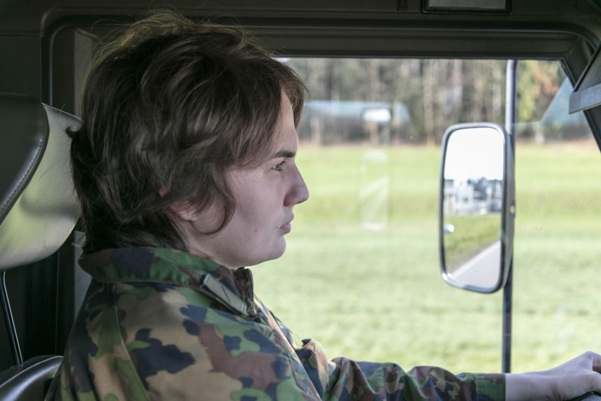 soldatessa al volante di un veicolo militare