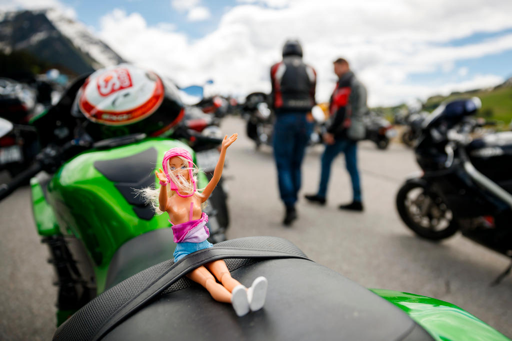 Barbie sentada numa motocicleta