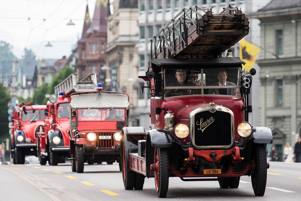 Alte Feuerwehrautos fahren im Konvoi