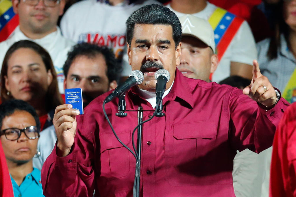 Maduro con in mano la costituzione venezuelana durante il discorso dopo la dichiarazione ufficiale della sua vittoria.