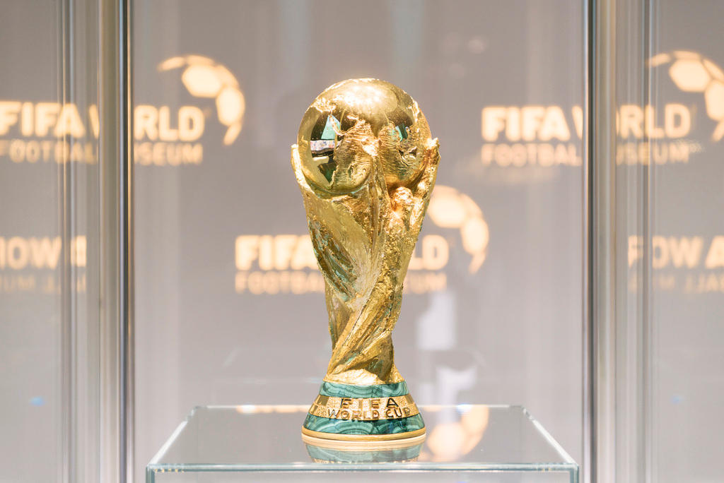 Il trofeo della Coppa del mondo di calcio sotto una teca al museo della Fifa di Zurigo