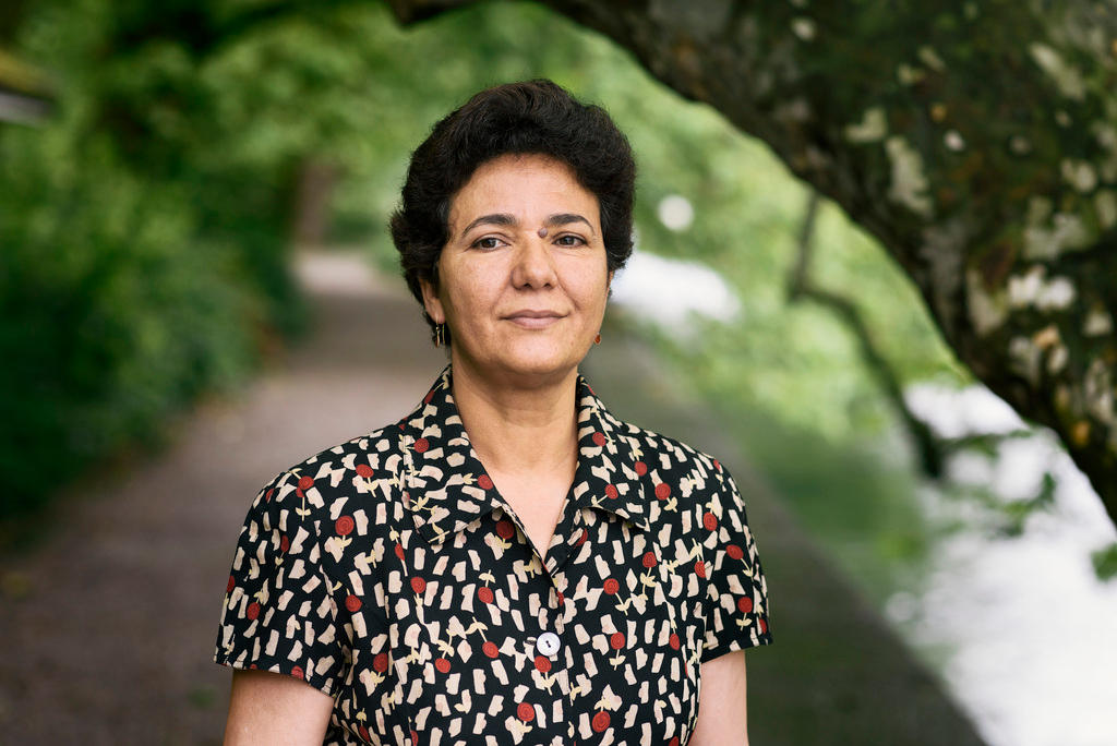 امرأة في غابة