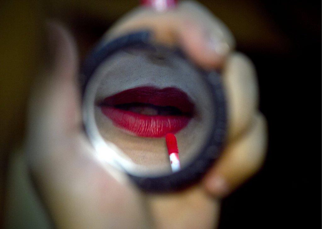 Rote Lippen in einem Schminkspiegel