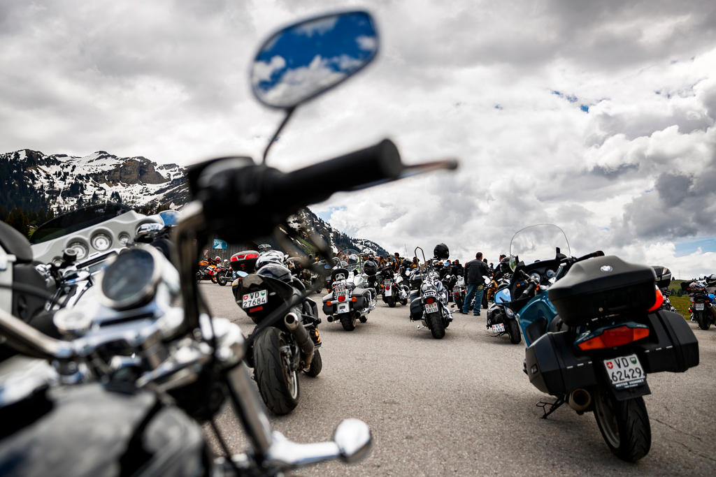 Motos estacionadas com placas da Suíça francófona