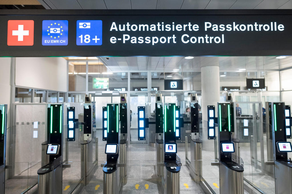 صورة لأجهزة مراقبة جوازات في مطار زيورخ