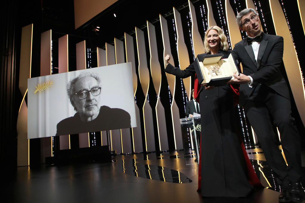 Cate Blanchett and Cinematographer Fabrice Aragno with the Palme d Or and a picture of Jean-Luc Godard