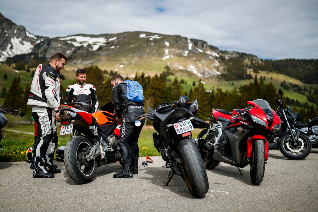 Motoqueiros conversando