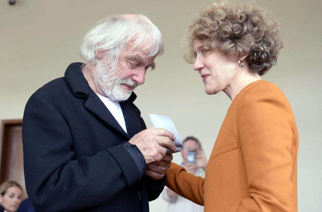 Pastor Sieber (izq) recibe una presea entregada por la alcaldesa de Zúrich, Corine Mauch, en 2013