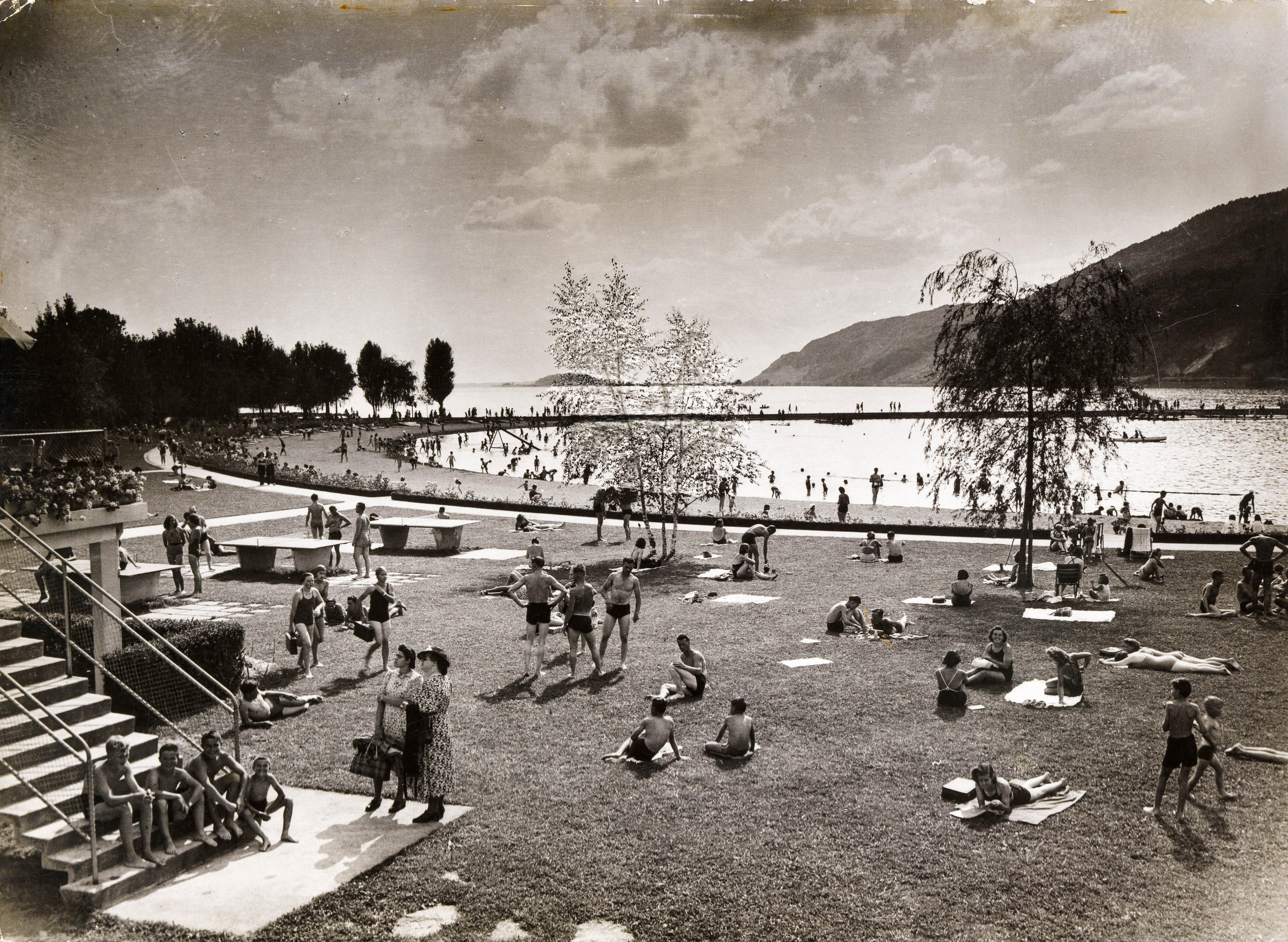 Badegäste in eine runden Schwimmbad