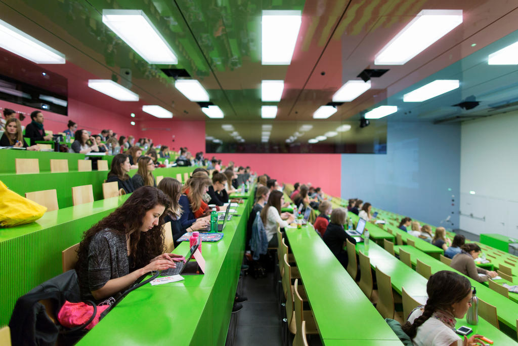 зеленые цветные столы в университетской аудитории