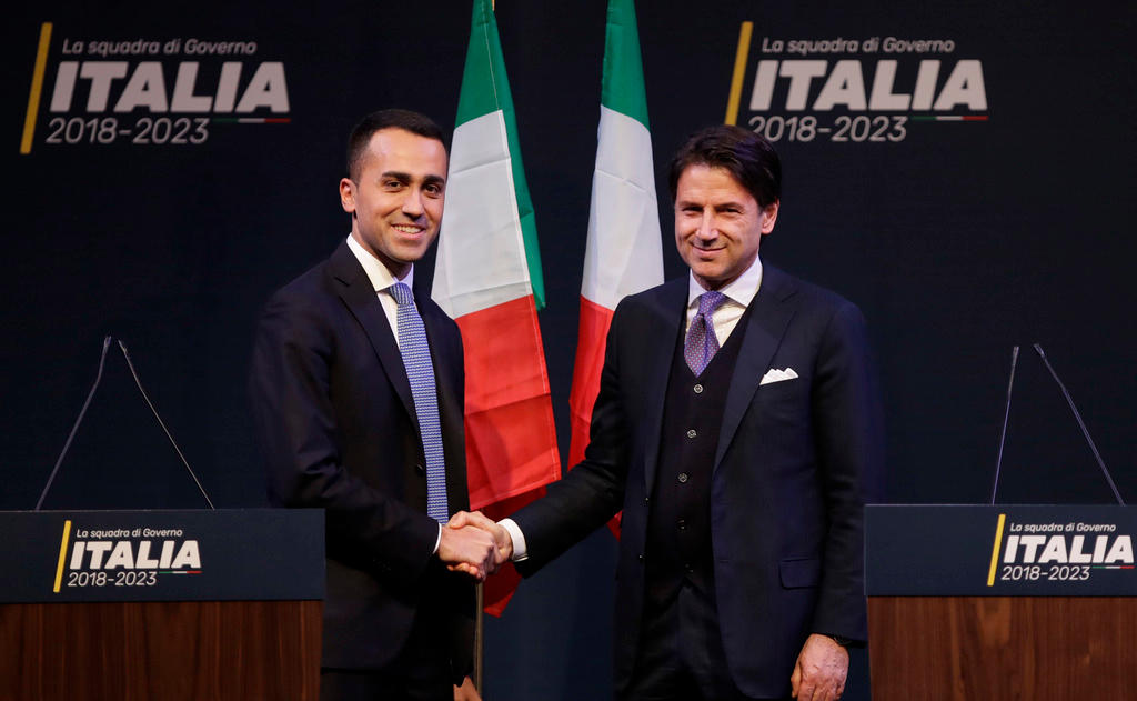 stretta di mano tra giuseppe conte e luigi di maio