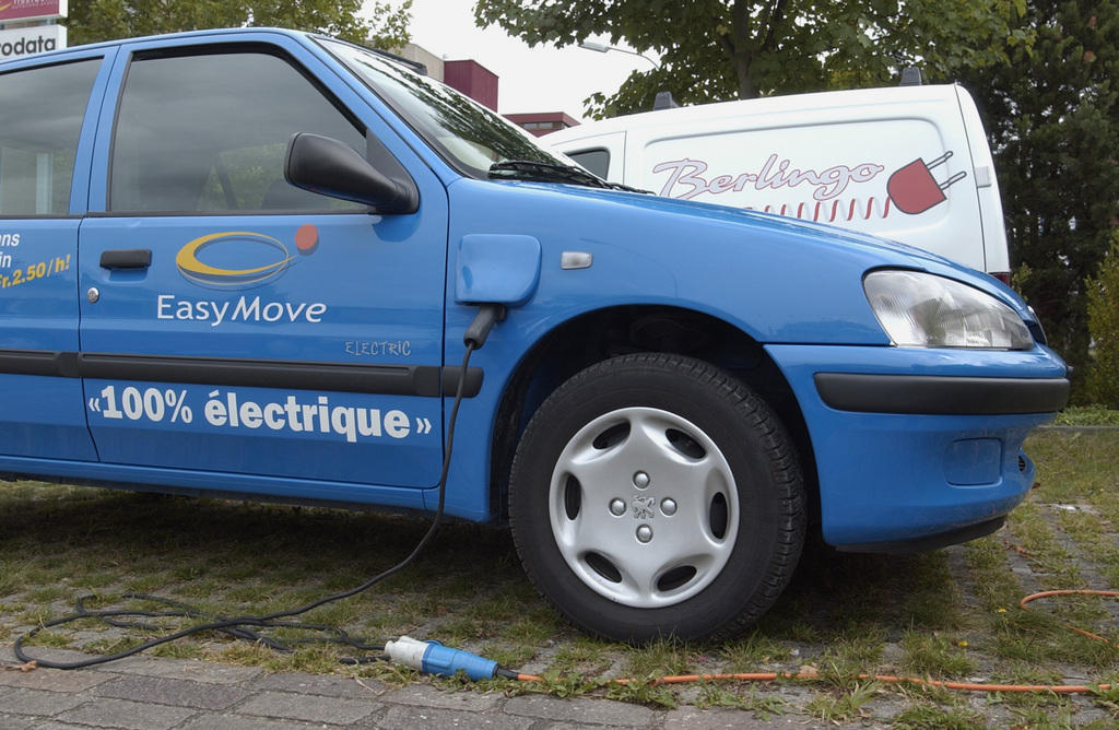 充電中の電気自動車