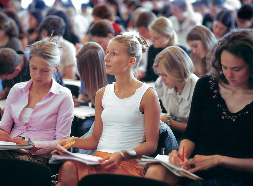 Mulheres estudantes tomam nota em uma aula na universidade