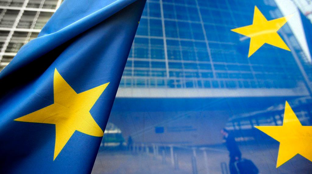 bandiera europea davanti alla sede della commissione di bruxelles