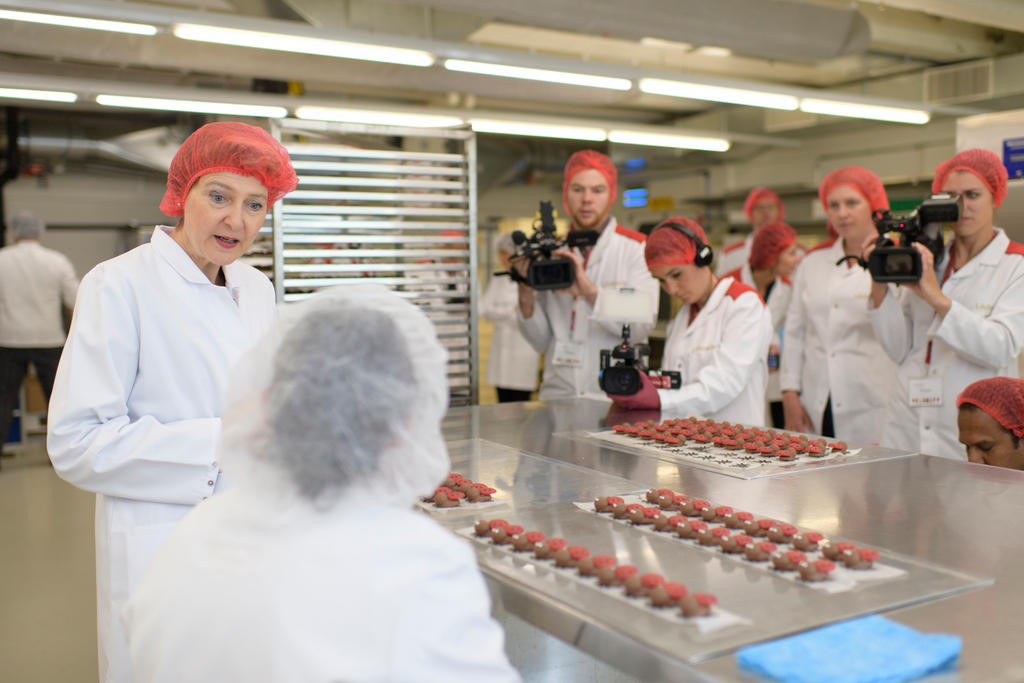 2018年5月1日，瑞士联邦委员西蒙奈特·索马鲁嘎(Simonetta Sommaruga)在Ennenda看望Läderach巧克力工厂的工人。(KEYSTONE/Gian Ehrenzeller)
