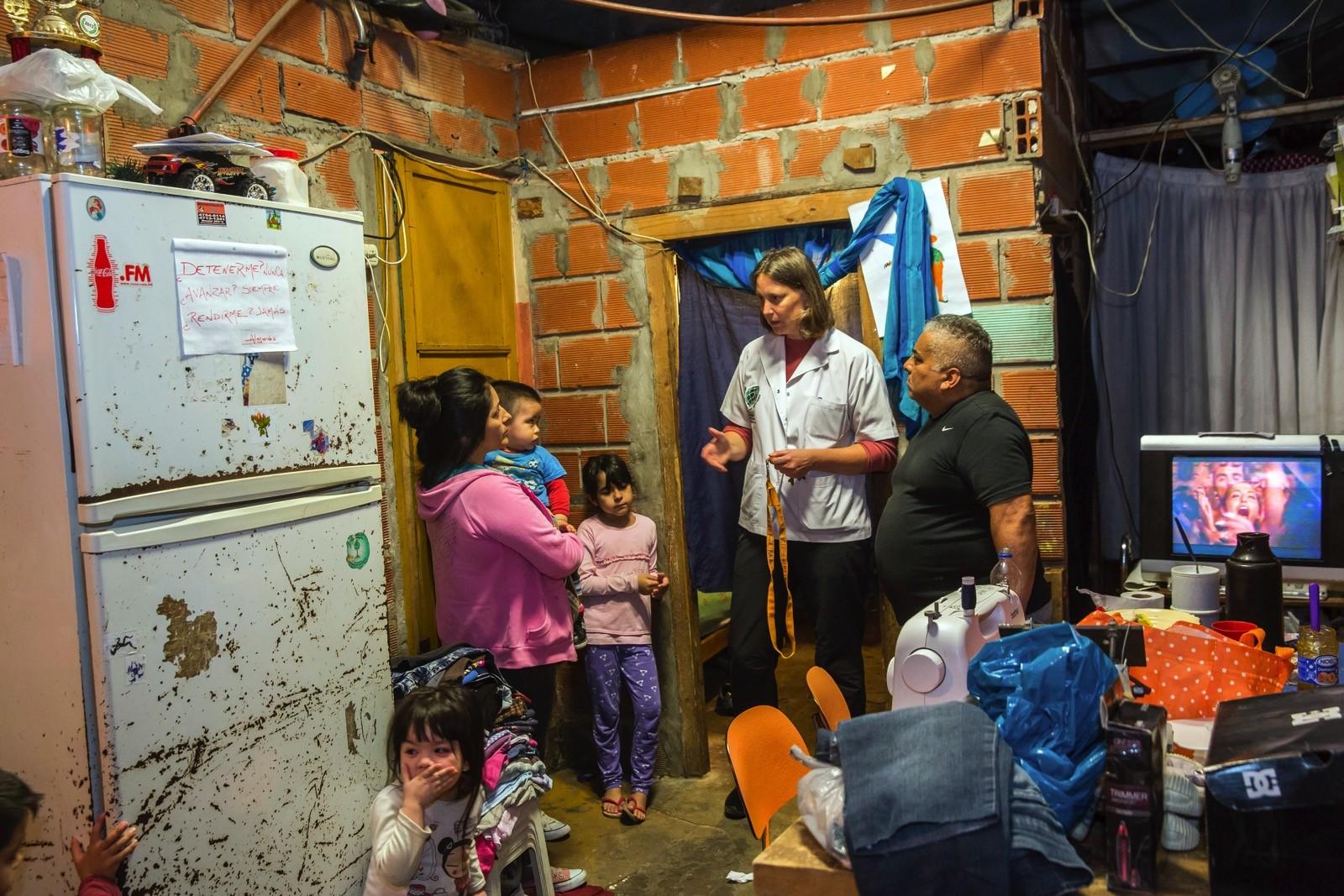 Carina visita a las familias del barrio desfavorecido de Villa Zagala.