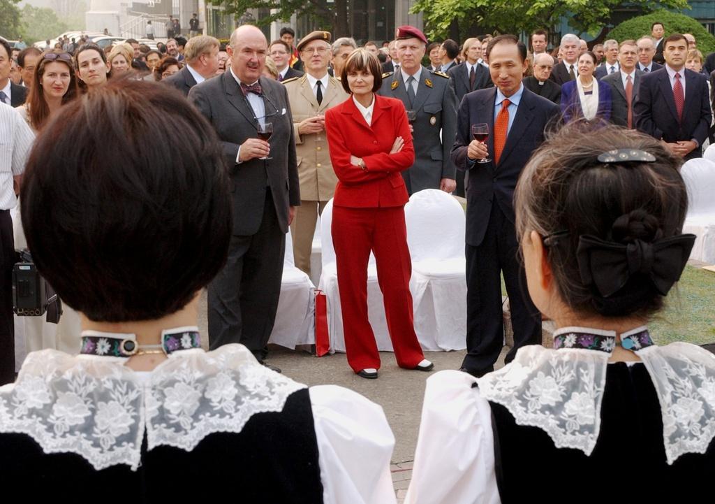 Bundesrätin Micheline Calmy-Rey lauscht einem koreanischen Chor. 22. Mai 2003