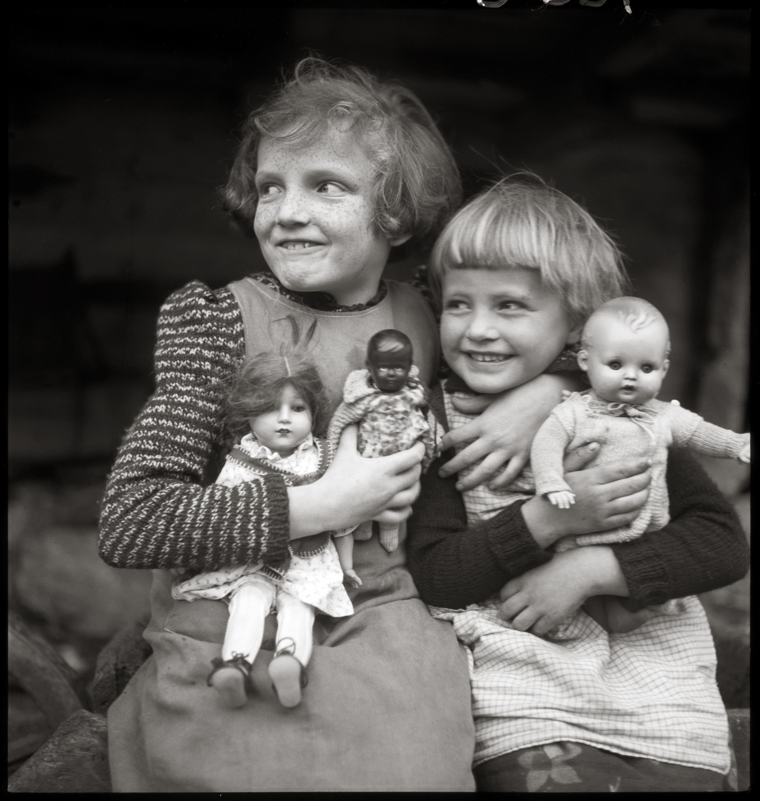 Dos niñas con sus muñecos.