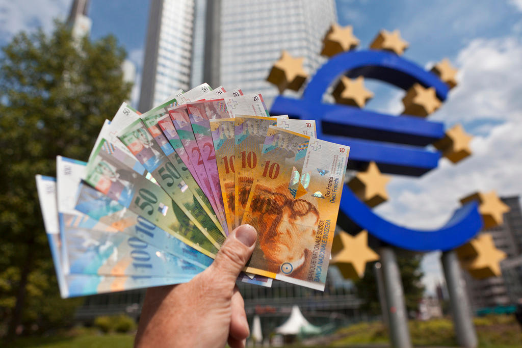 ECBの看板とフラン紙幣