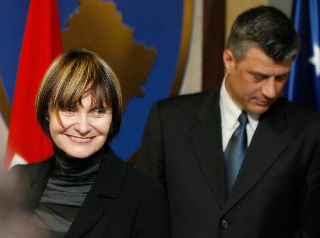 Bundesrätin Micheline Calmy-Rey und Hashim Thaci, Premierminister des Kosovo, am Freitag, 28. März 2008, in Pristina.
