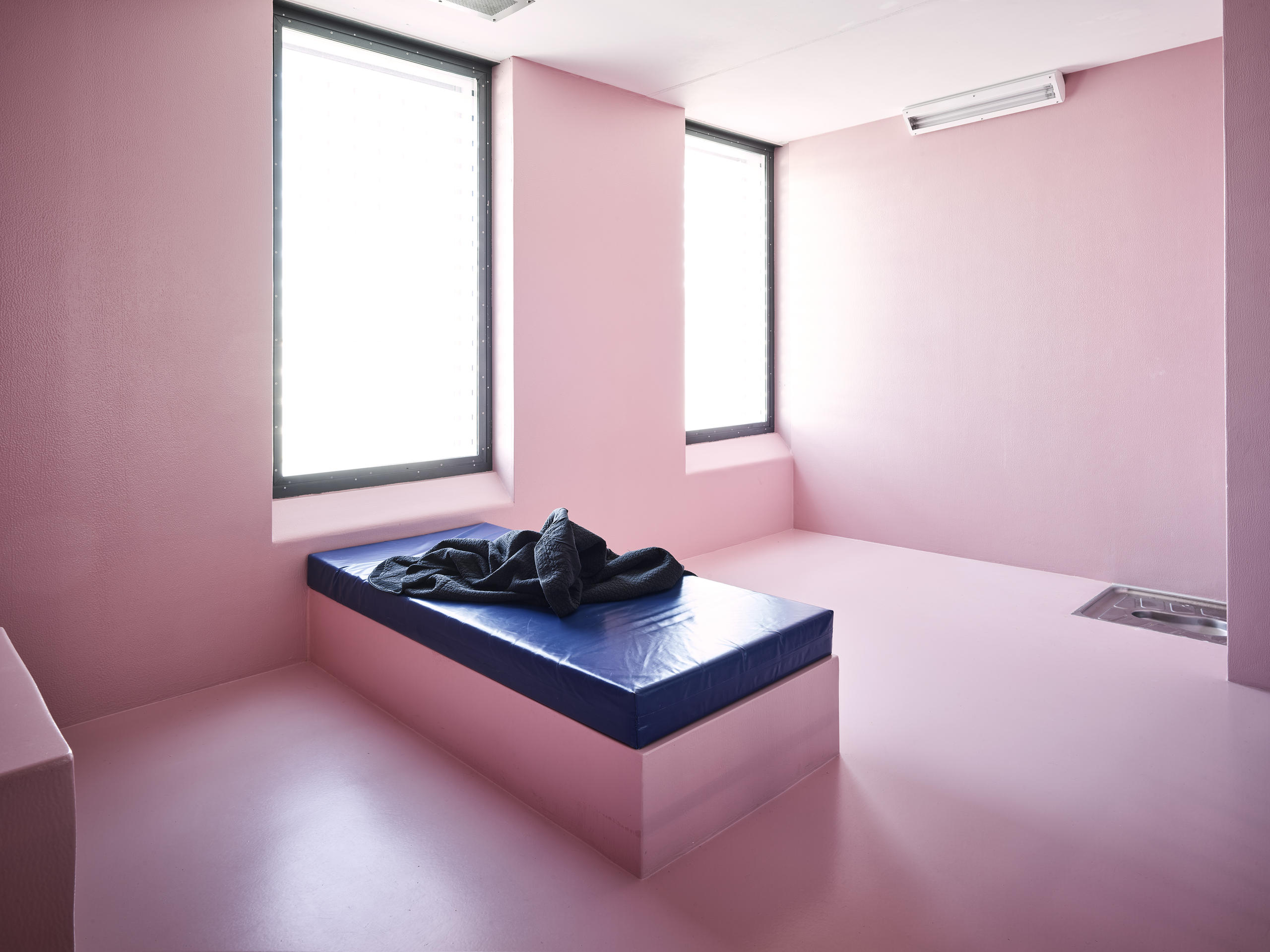 sala de relaxamento rosa com pequena cama