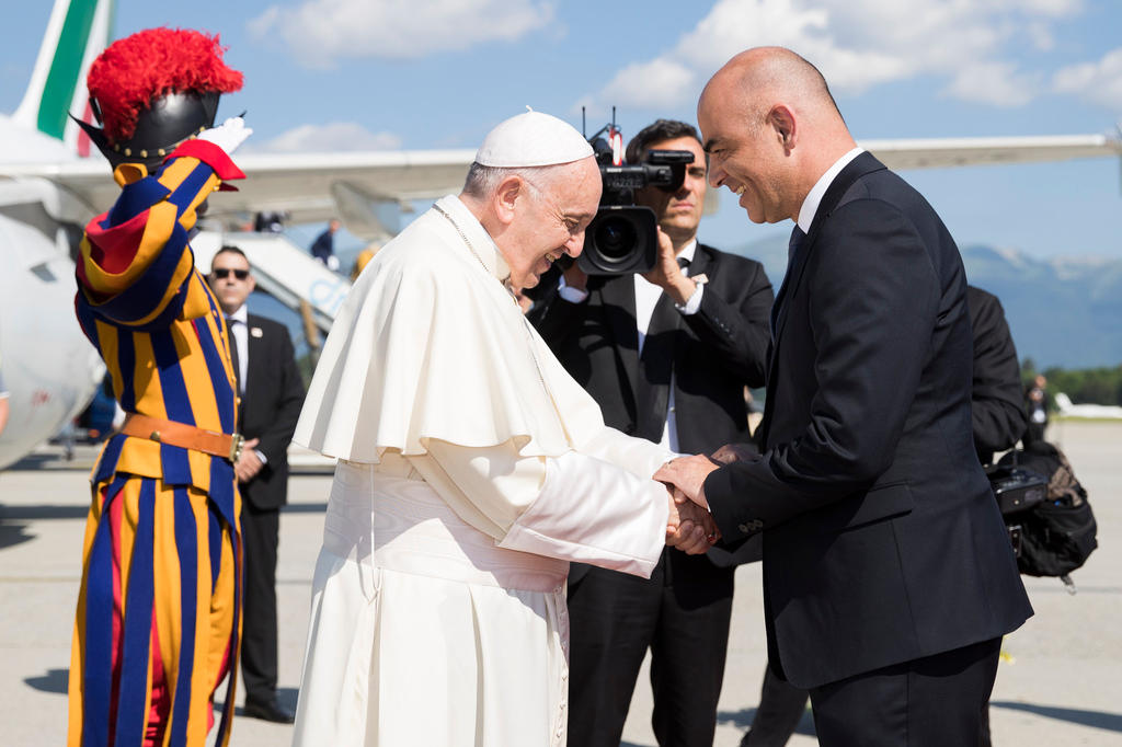 El papa Francisco es recibido por el presidente suizo, Alain Berset, a su arribo este jueves a Ginebra.