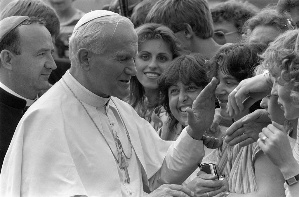 在1984年访瑞期间，教宗若望·保禄二世接见上瓦尔登州弗吕利-兰夫特(Flüeli-Ranft)的民众。(Keystone)