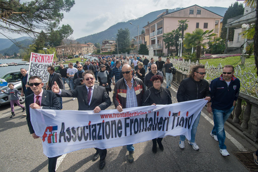 manifestanti brandiscono uno striscione dell associazione frontalieri ticino