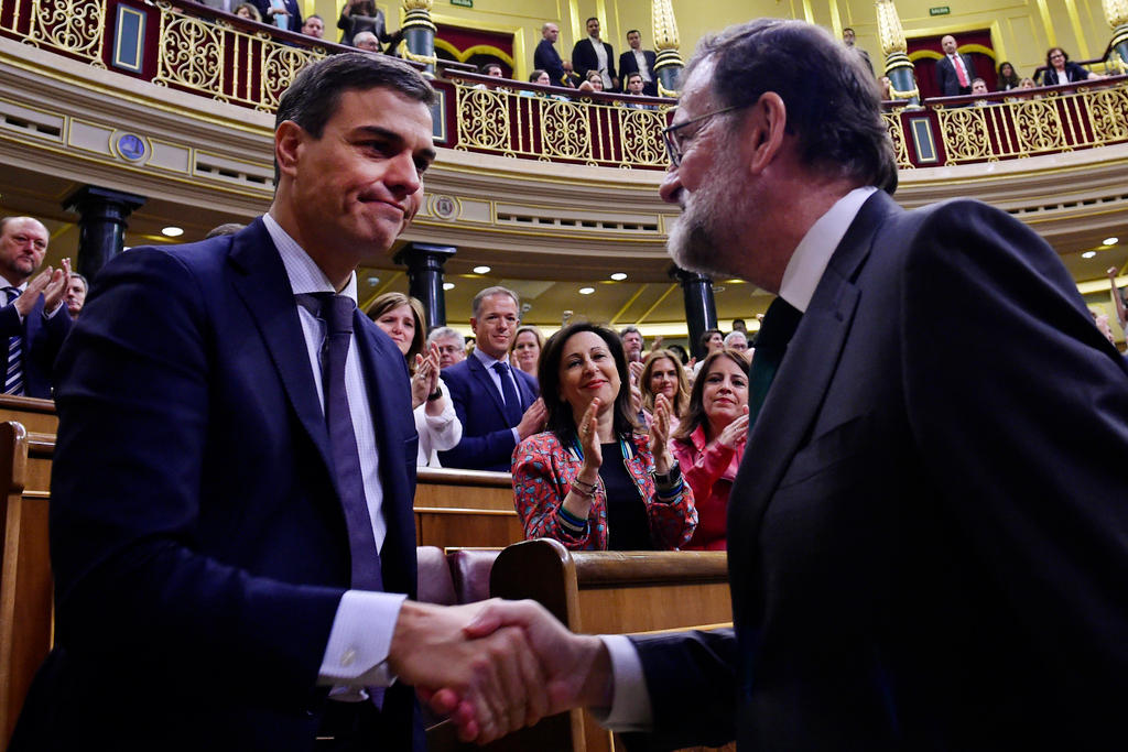 Sanchez e Rajoy si stringono la mano