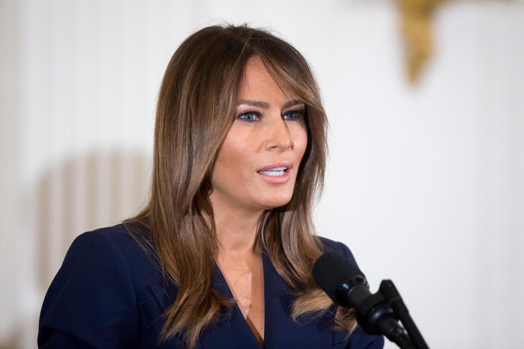 Un primo piano di Melania Trump, davanti a un microfono alla Casa Bianca