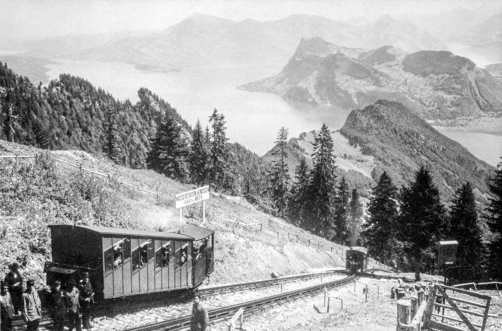 immagine in bianco e nero di un treno a cremagliera sulle alpi svizzere