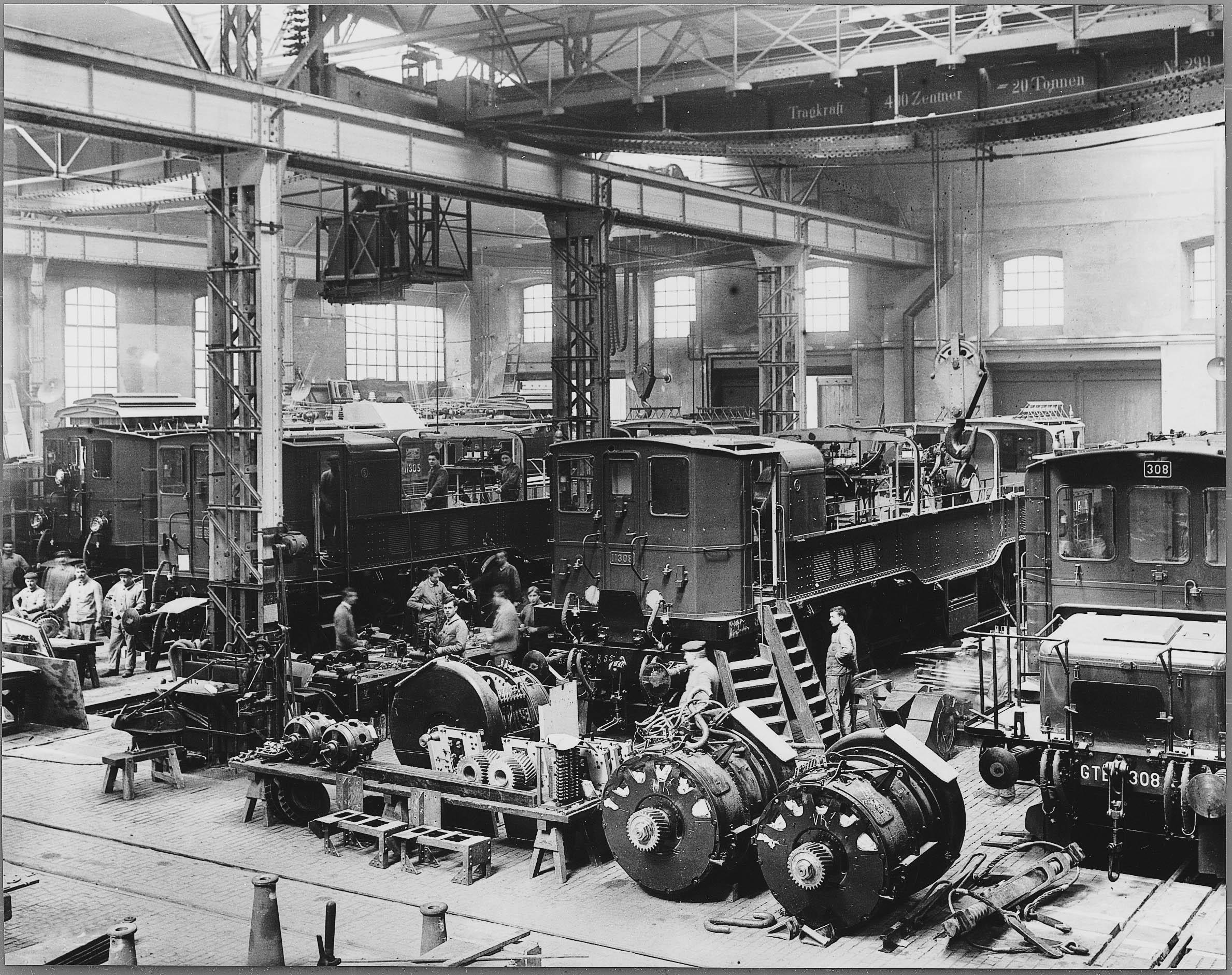 all interno di una fabbrica di locomotive in un immagine in bianco e nero