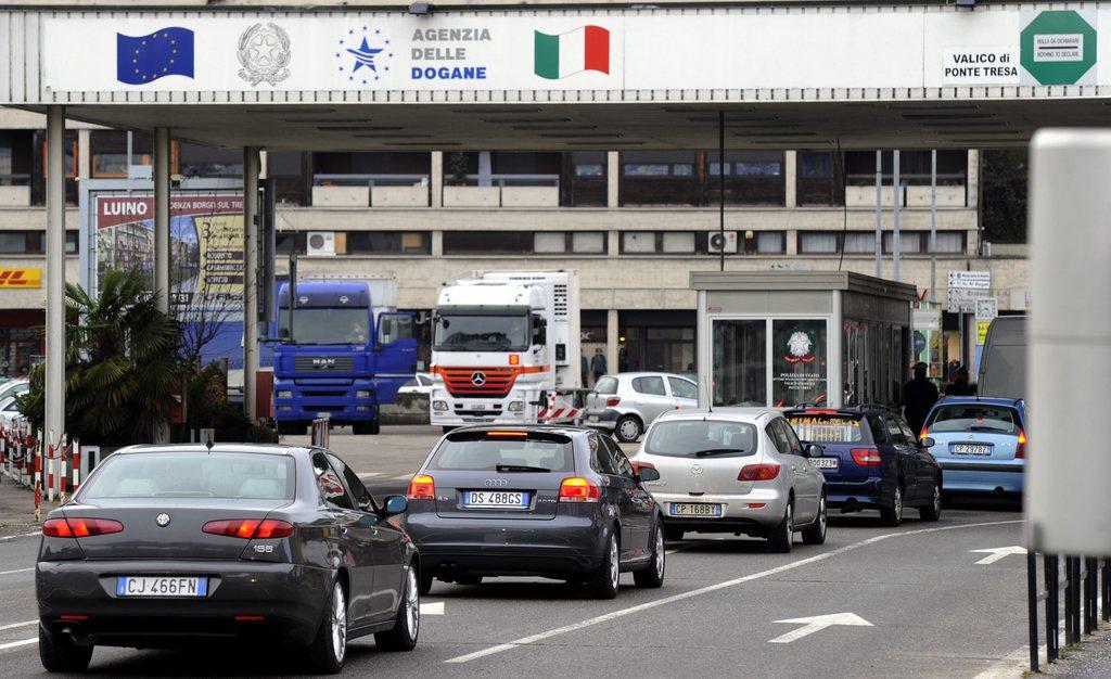 Autos stehen an einem Grenzübergang zwischen der Schweiz und Italien.