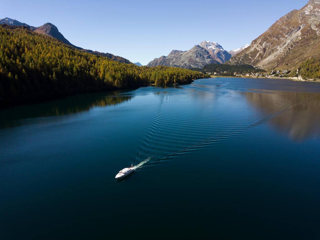 battello naviga sul lago di sils con sullo sfondo le montagne