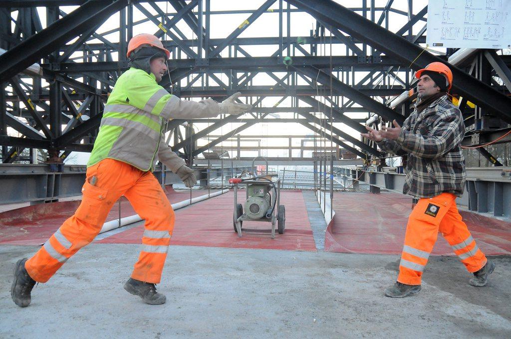 Farbbild: Arbeiten turnen vor Arbeitsbeginn