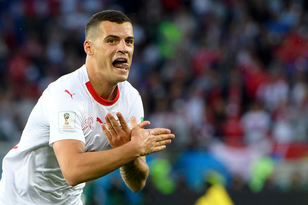 Il centrocampista svizzero Granit Xhaka forma l aquila bicipite con le mani