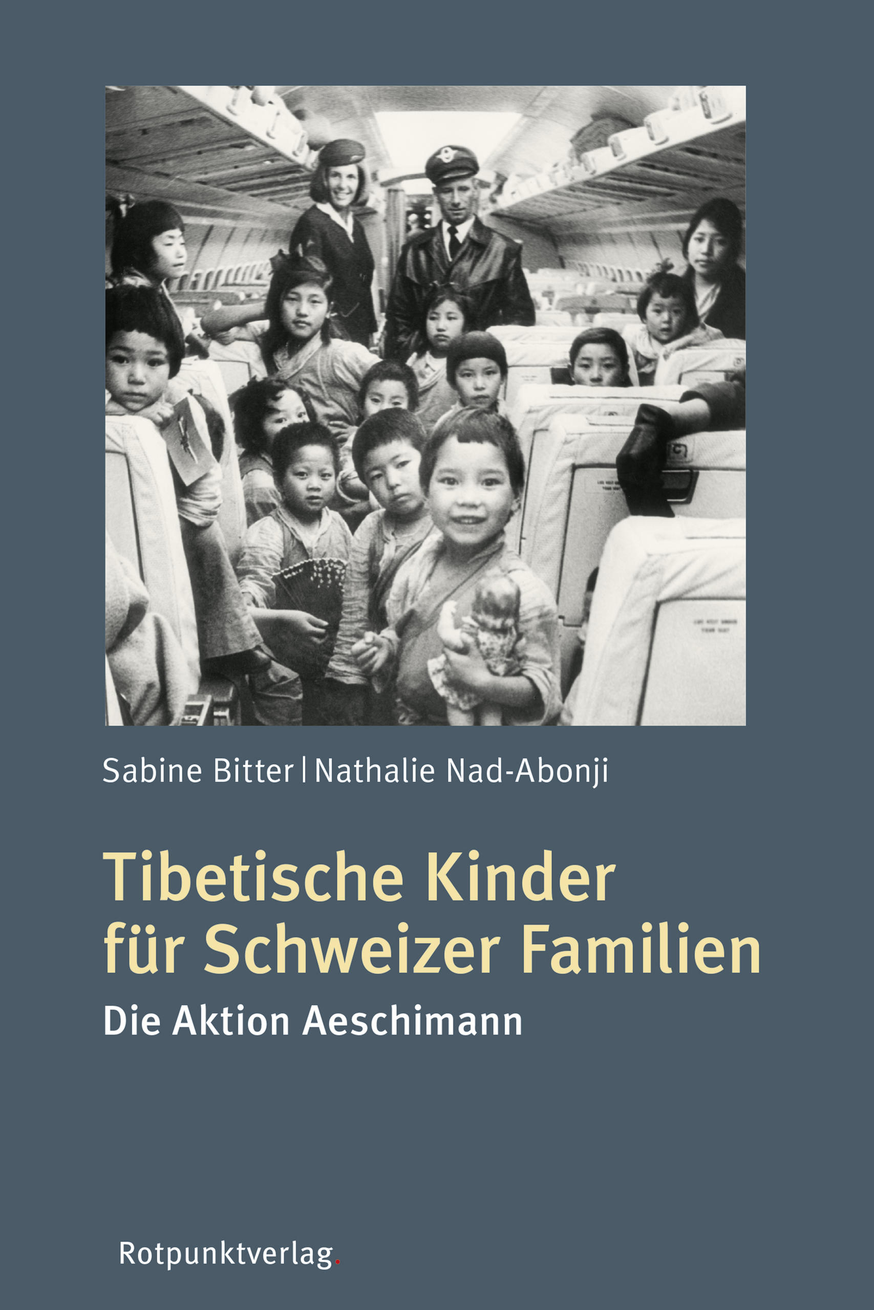 Buchcover von Tibetische Kinder für Schweizer Familien – Die Aktion Aeschimann : Foto mit tibetischen Kindern in einem Flugzeug